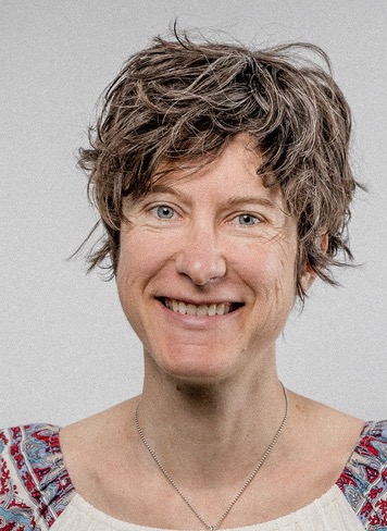 Andrea Feucht Portrait, IFS coach Portrait of Andrea Feucht, IFS coach, smiling